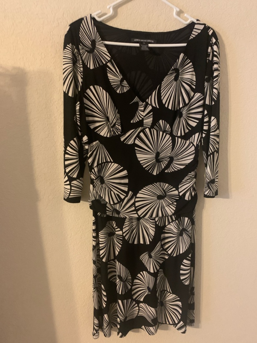 Jones Wear Black and White Printed Long Sleeve V-Neck Dress